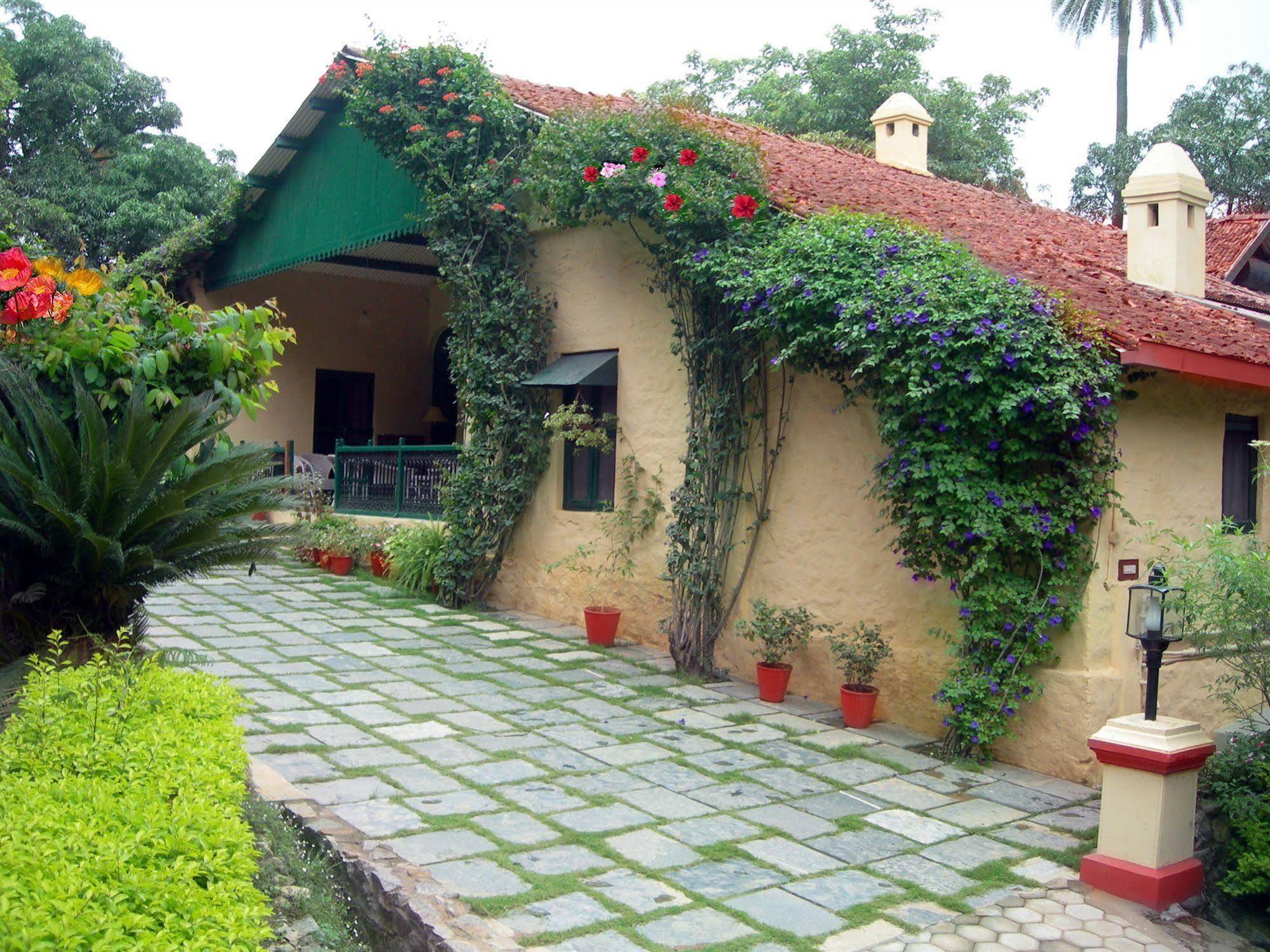 Welcomheritage Connaught House Mount Abu Exterior photo