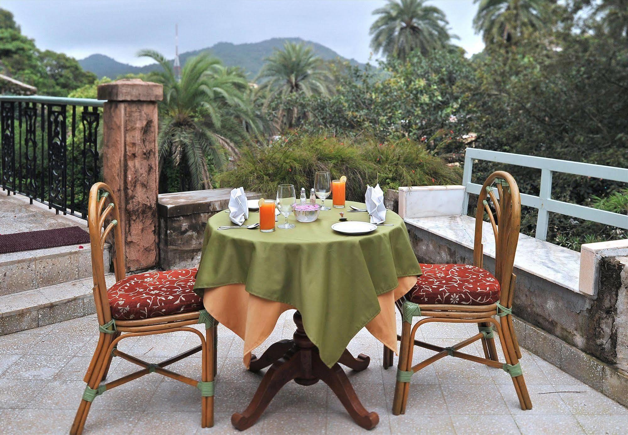 Welcomheritage Connaught House Mount Abu Exterior photo