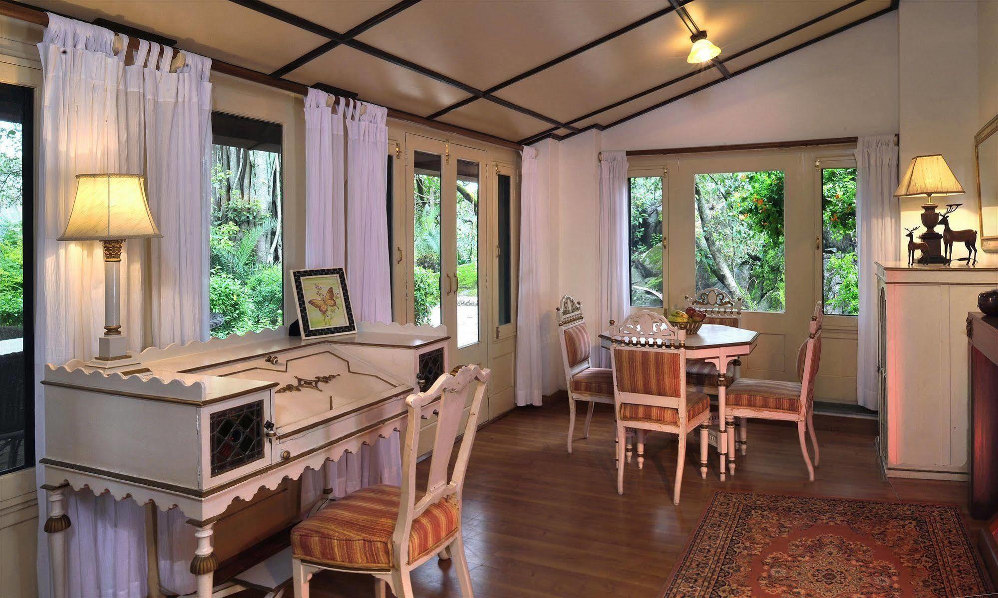 Welcomheritage Connaught House Mount Abu Exterior photo