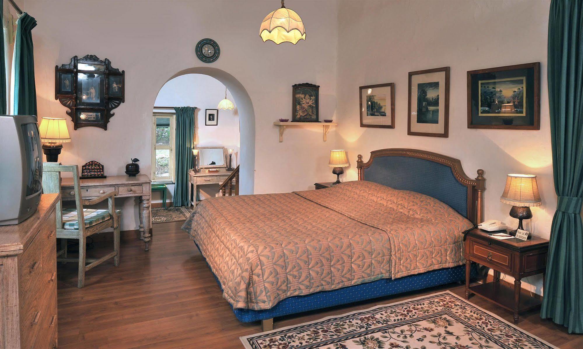 Welcomheritage Connaught House Mount Abu Exterior photo