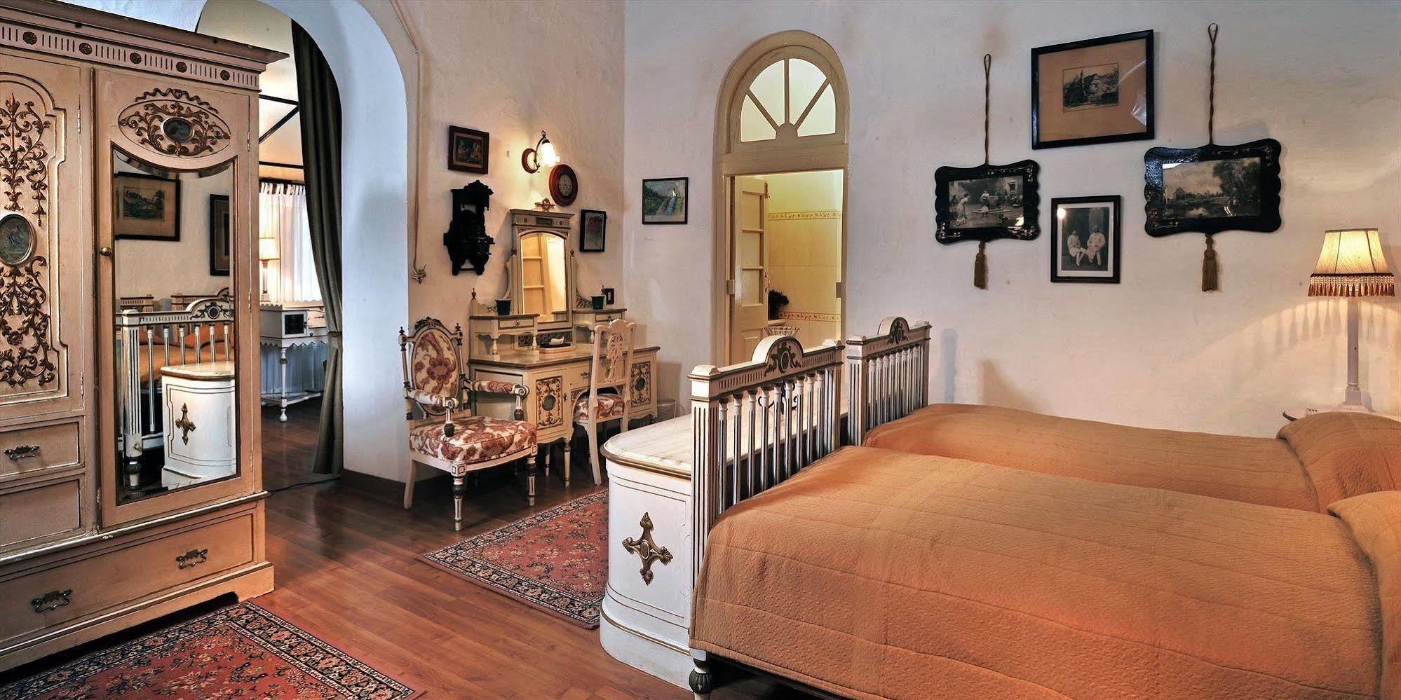 Welcomheritage Connaught House Mount Abu Exterior photo