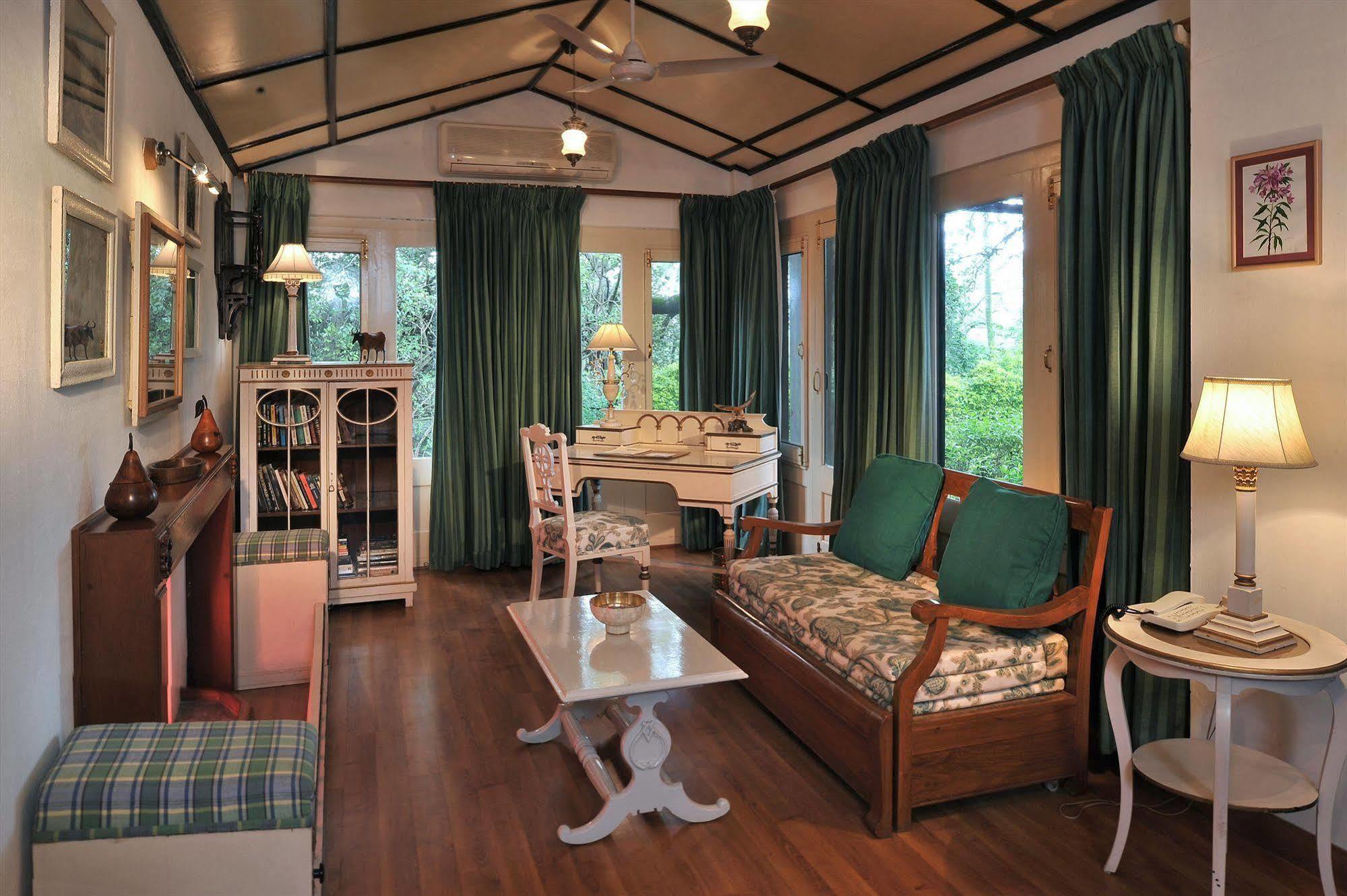 Welcomheritage Connaught House Mount Abu Exterior photo